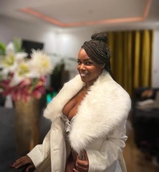 Jeune Femme ébène Très Et Très Doté